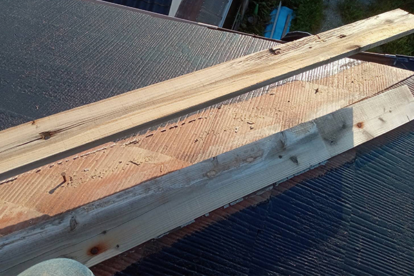 コロニアルの棟板金の取り替え